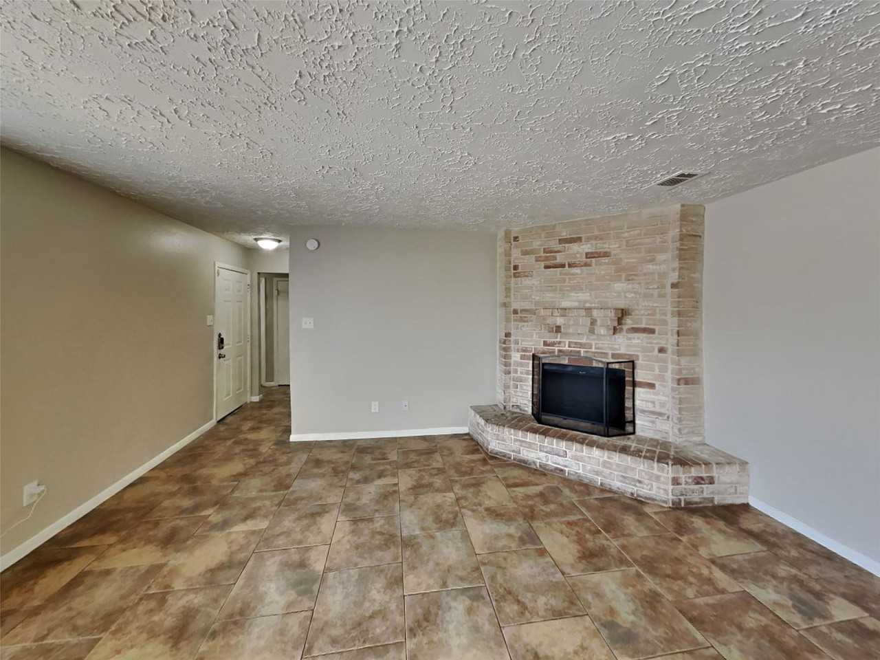 20211 Cottonglade Ln - Photo 2 of 8