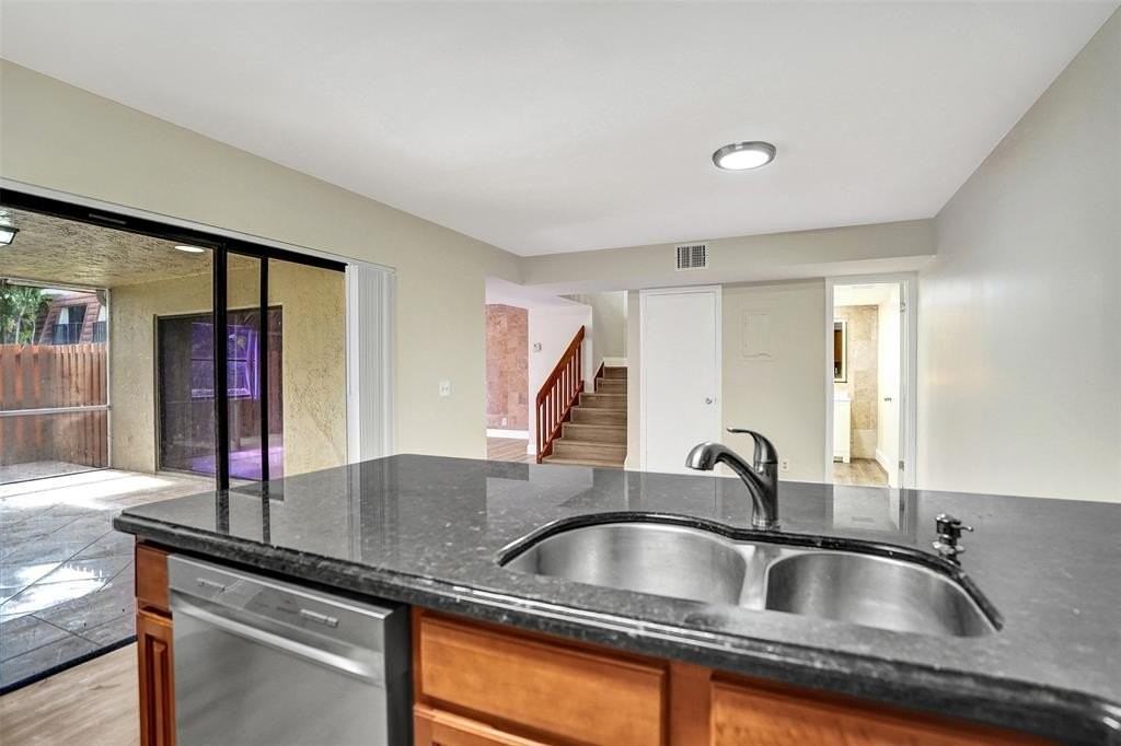 4872 Nw 95th Ave - Photo 6 of 50