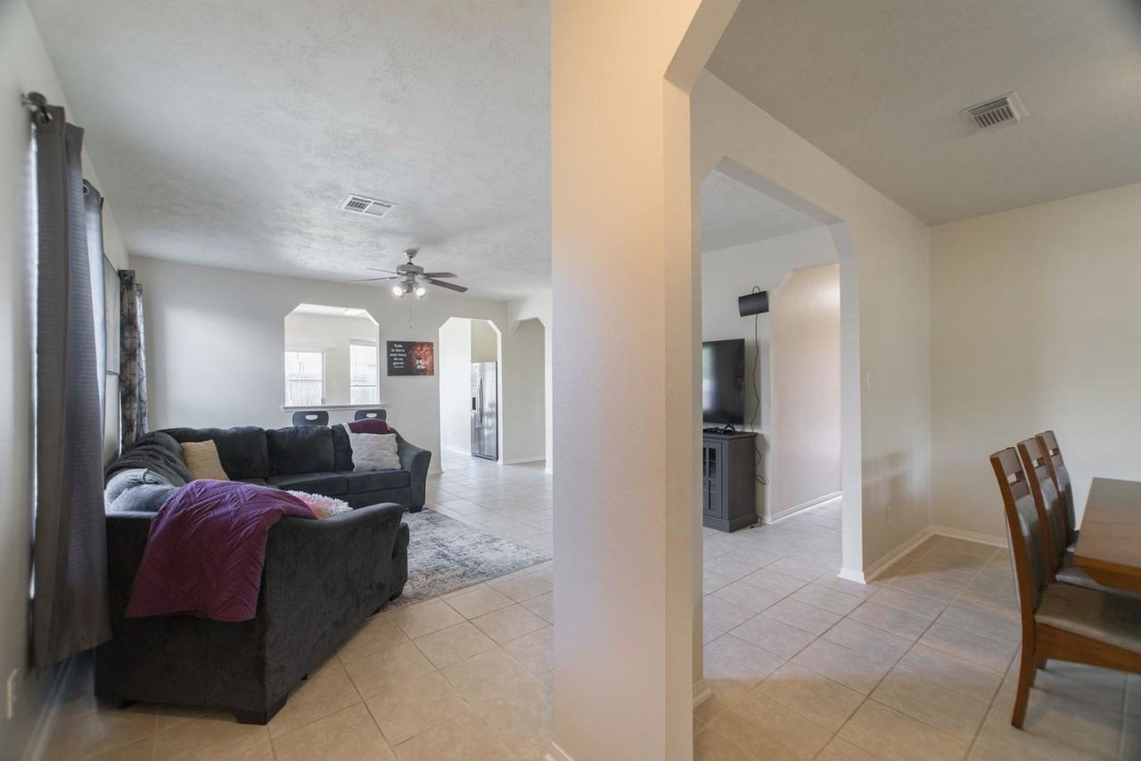 1111 Turnberry Park Ln - Photo 4 of 8