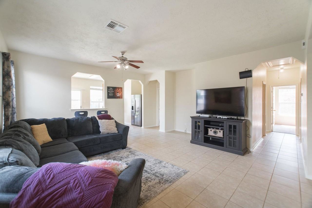 1111 Turnberry Park Ln - Photo 5 of 8