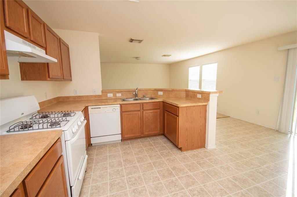 310 Falling Pine Dr - Photo 6 of 8