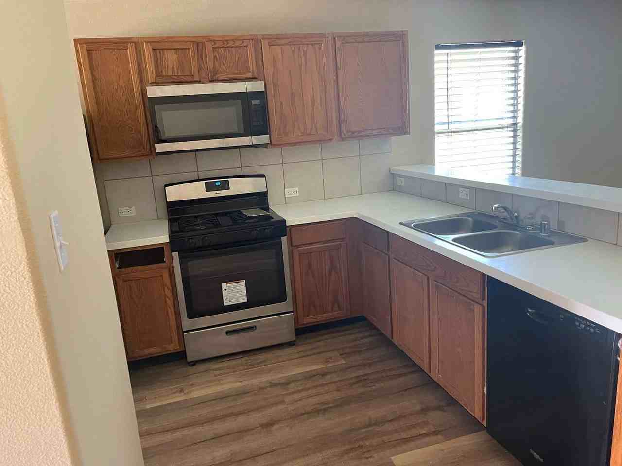 8714 Sunset Pond Dr - Photo 4 of 8