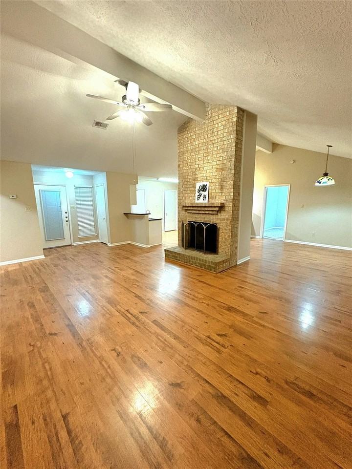 1014 Stoneleigh Ct - Photo 3 of 8