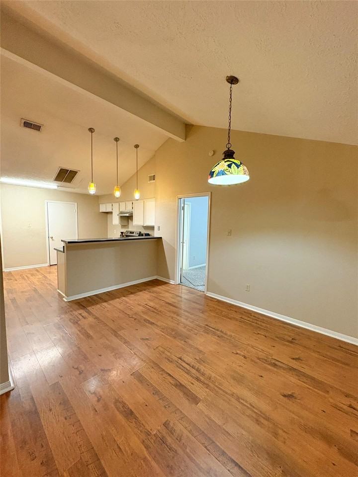 1014 Stoneleigh Ct - Photo 5 of 8