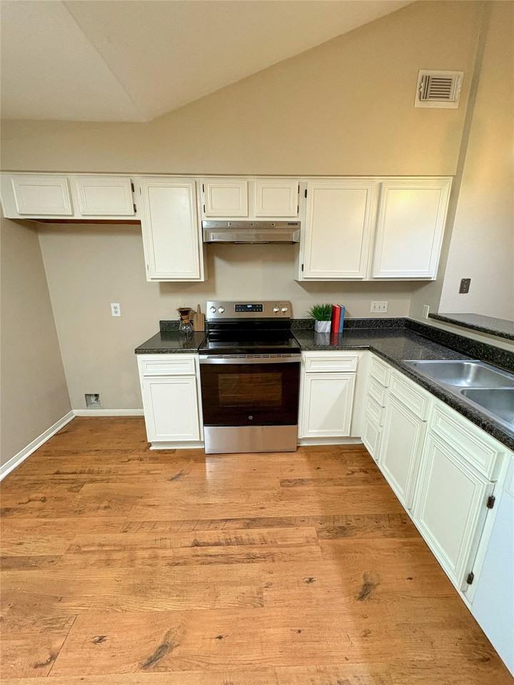 1014 Stoneleigh Ct - Photo 7 of 8