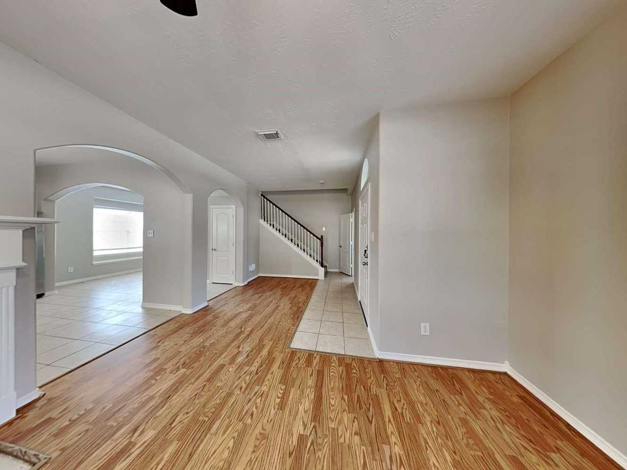 28919 Hidden Lake Ct - Photo 4 of 8