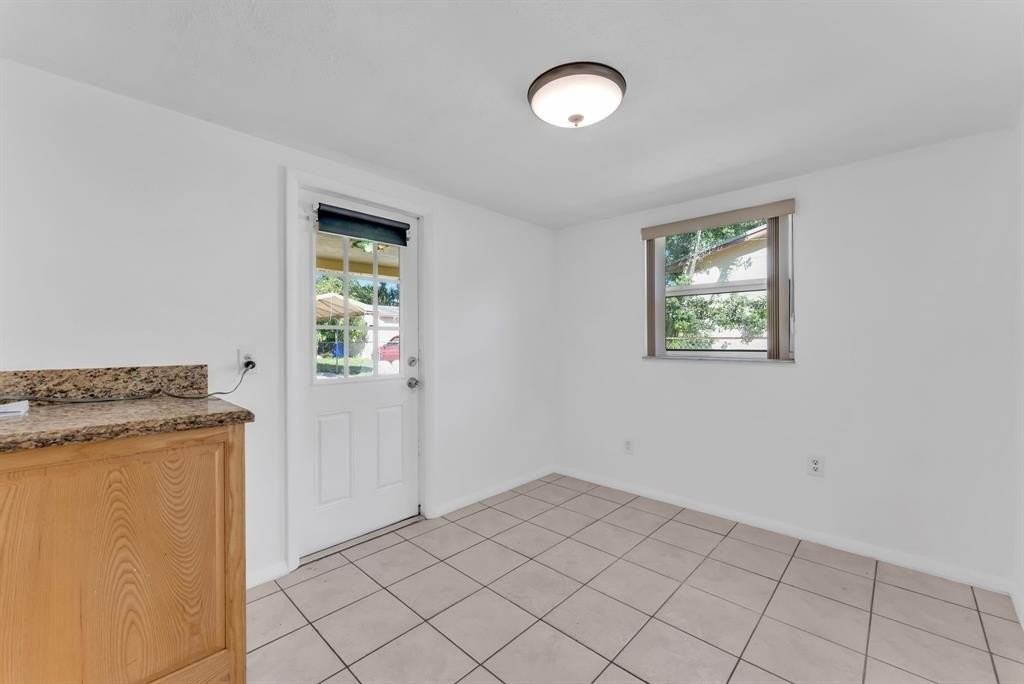 1608 N 58th Ave - Photo 6 of 24