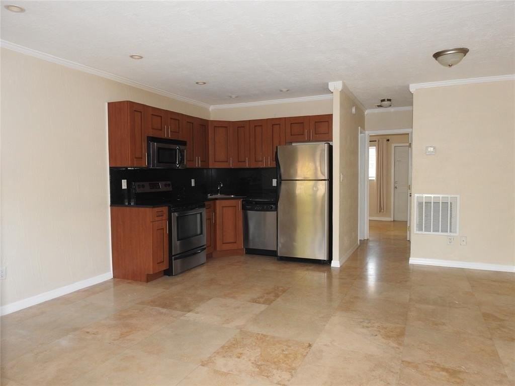 1872 Ne 46th St #D12 - Photo 4 of 11