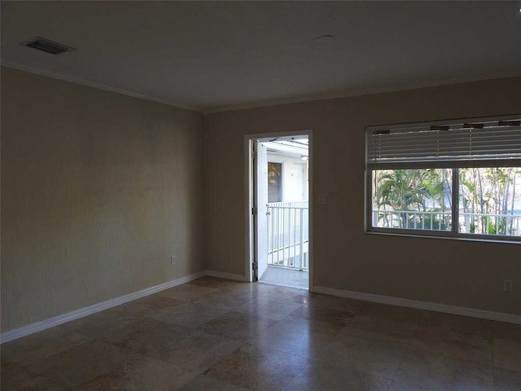 1872 Ne 46th St #D12 - Photo 5 of 11