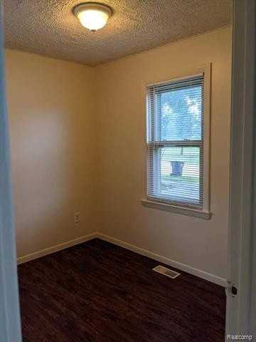 5833 Harold St - Photo 5 of 22