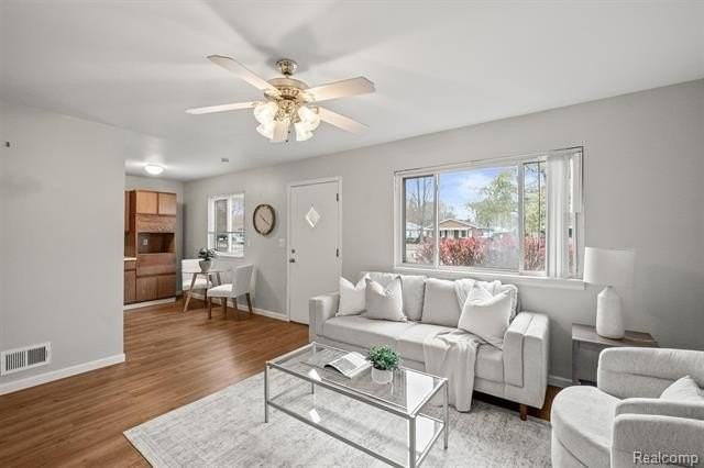 26138 Lamour St - Photo 5 of 23