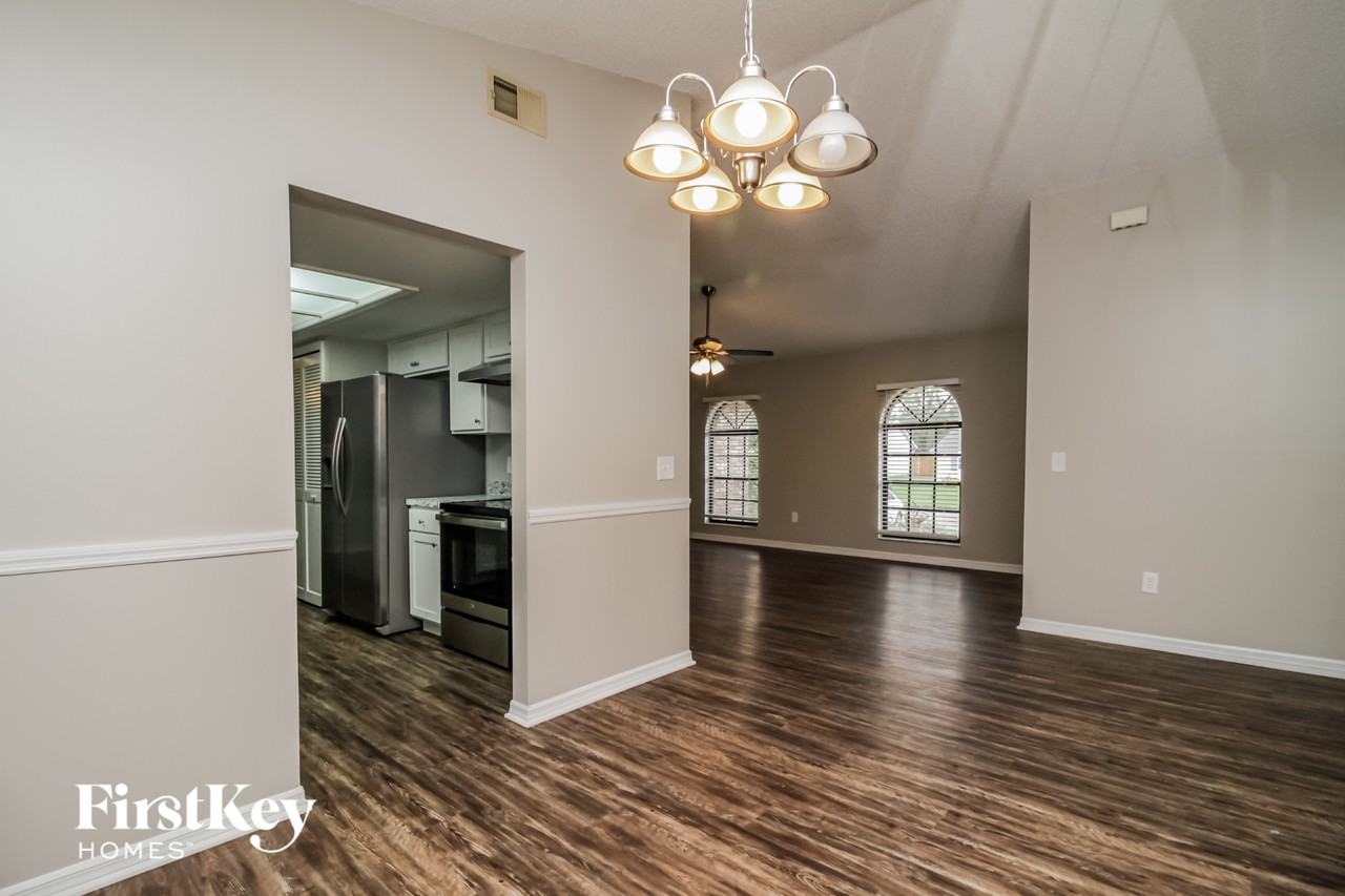 836 Sylvia Dr - Photo 4 of 15