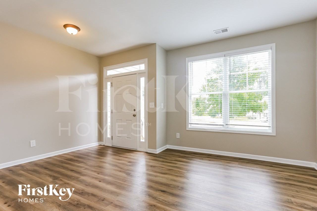 447 Clapton Ct - Photo 2 of 15