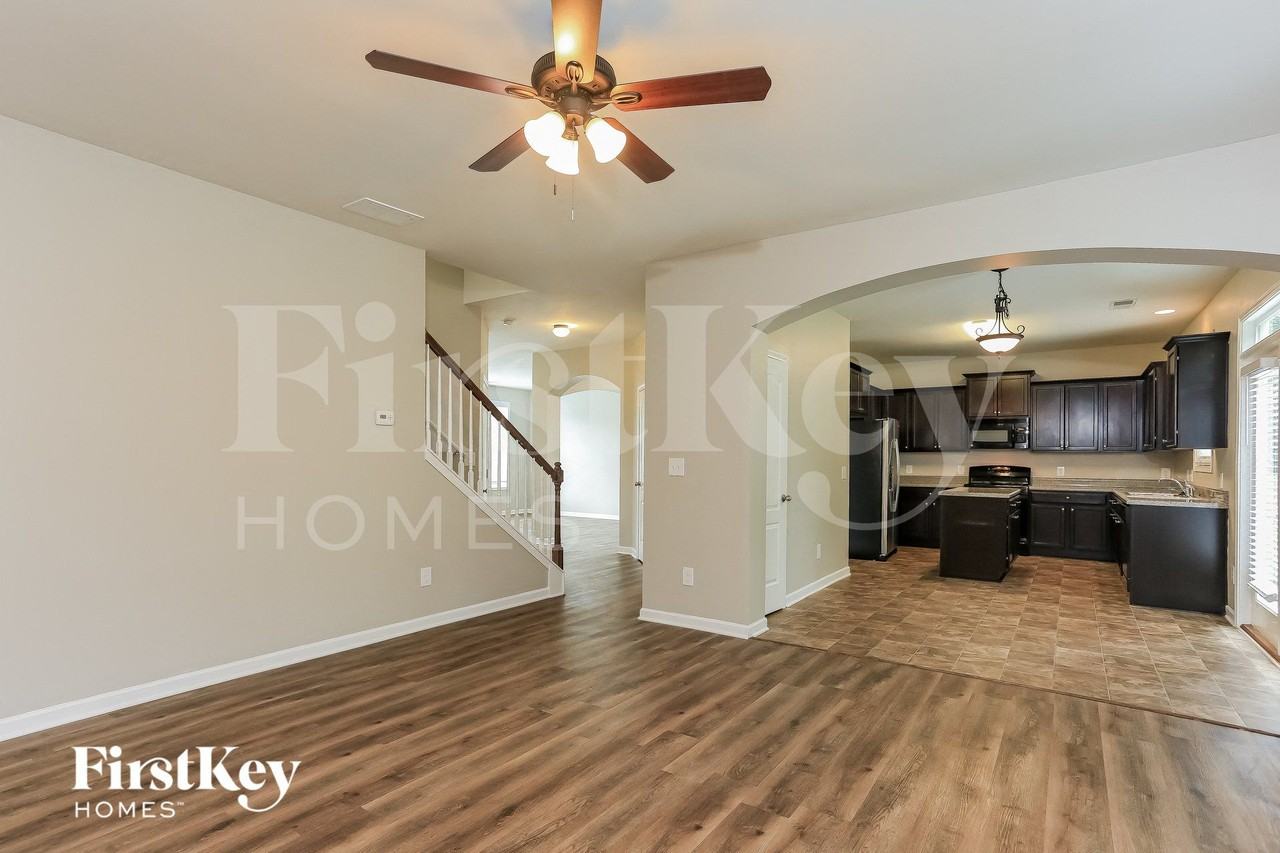 447 Clapton Ct - Photo 4 of 15