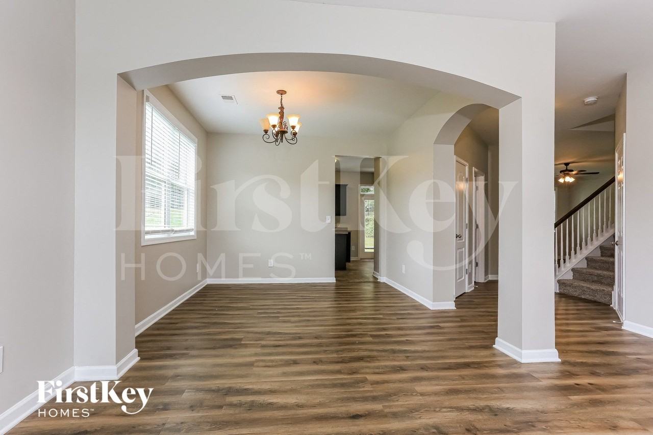 447 Clapton Ct - Photo 5 of 15