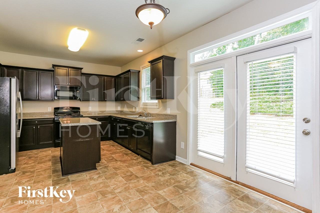 447 Clapton Ct - Photo 6 of 15