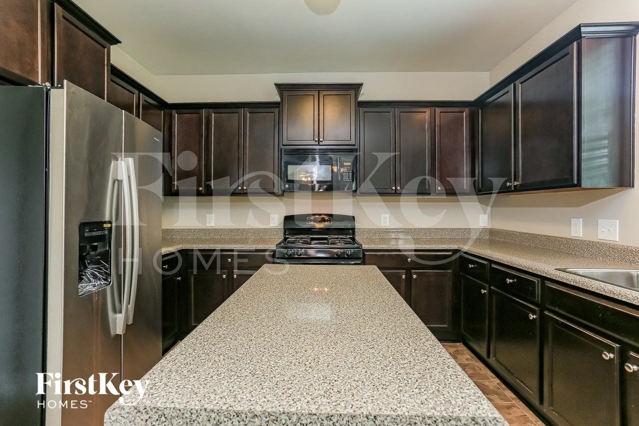 447 Clapton Ct - Photo 7 of 15