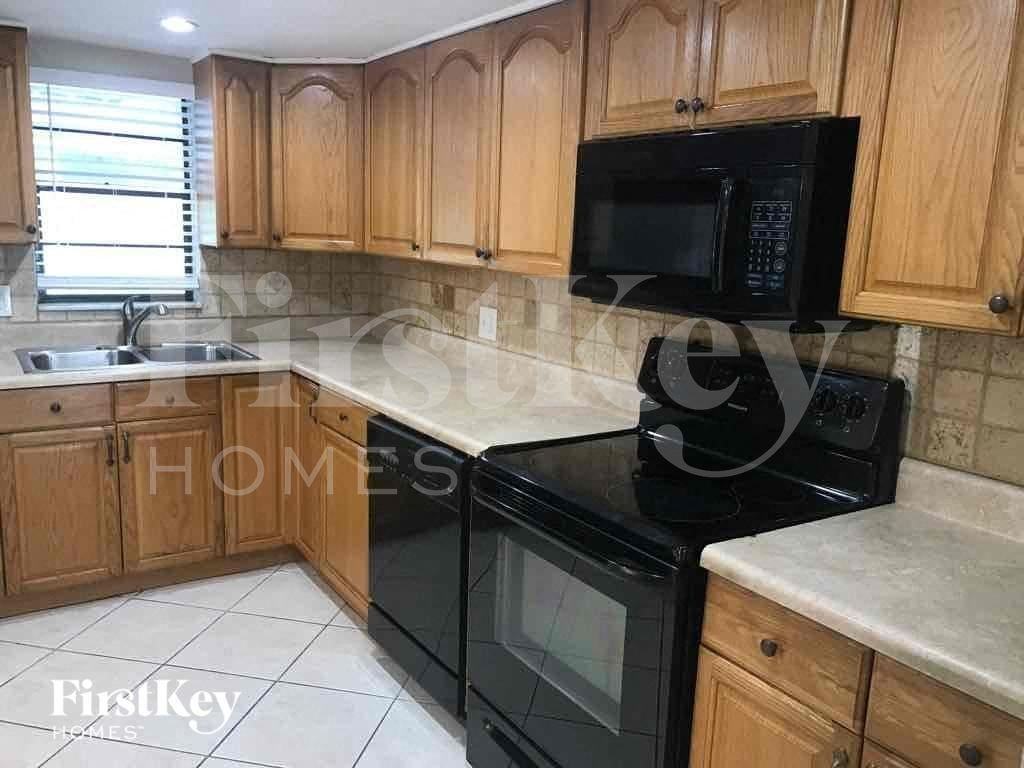 617 Fisher Ct - Photo 2 of 13