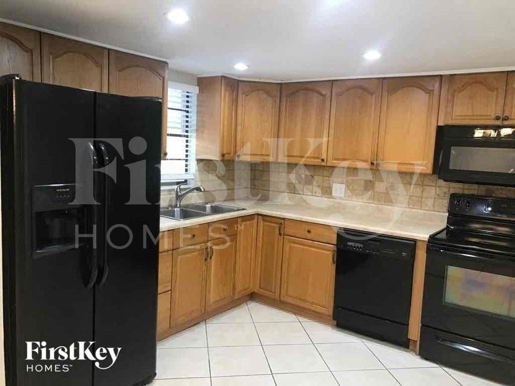 617 Fisher Ct - Photo 3 of 13