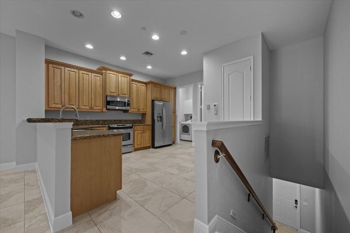 4902 Vine Cliff Way E - Photo 5 of 30