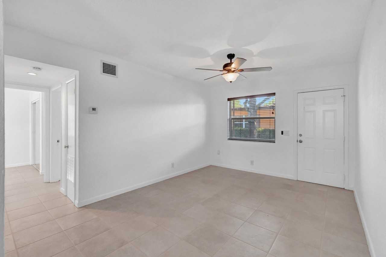 710 Se 4th Ave - Photo 5 of 14