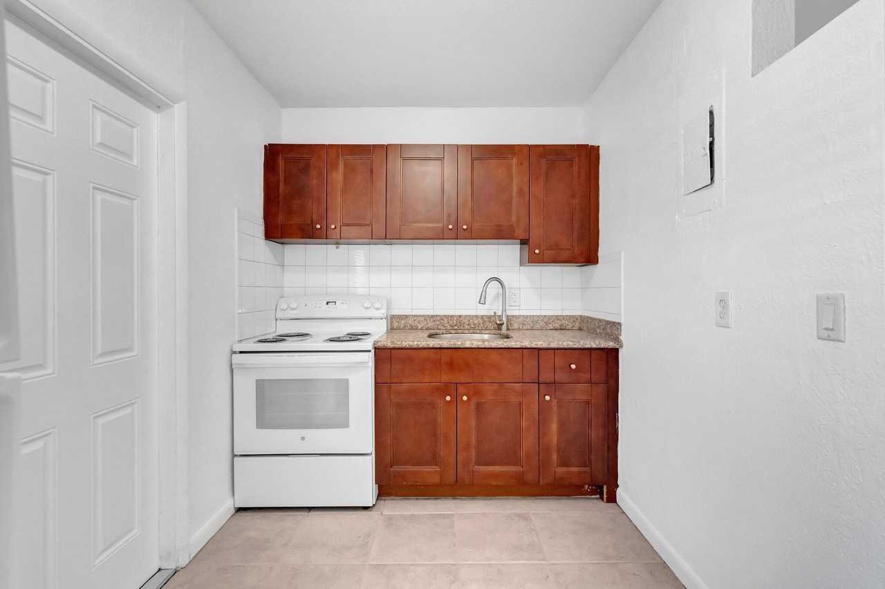 710 Se 4th Ave - Photo 6 of 14