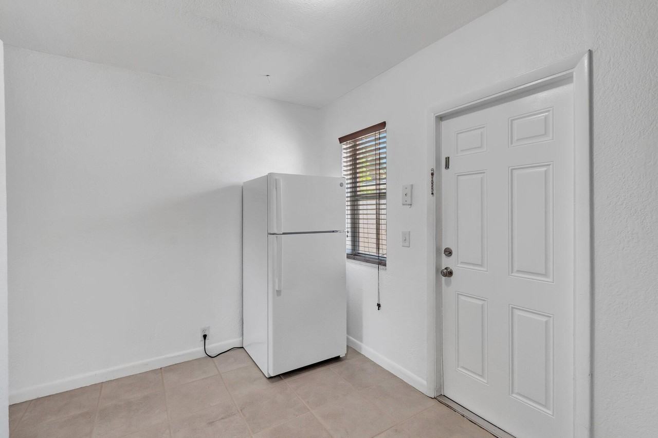 710 Se 4th Ave - Photo 7 of 14