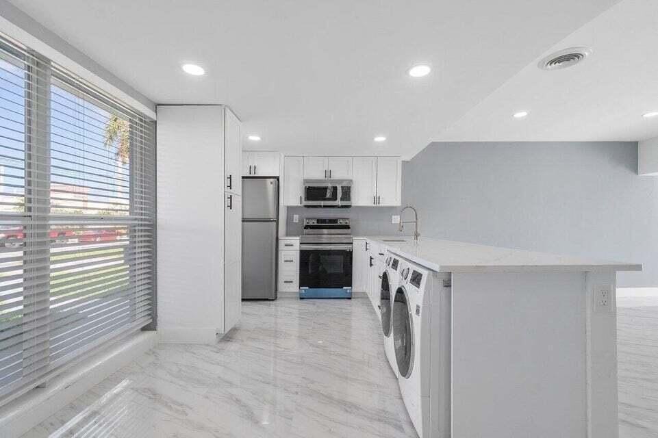 708 Ne 23rd Ave - Photo 5 of 29