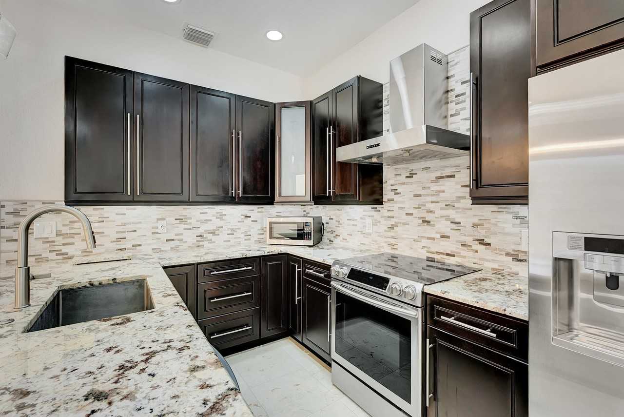 406 Nw 25th Ave - Photo 3 of 39