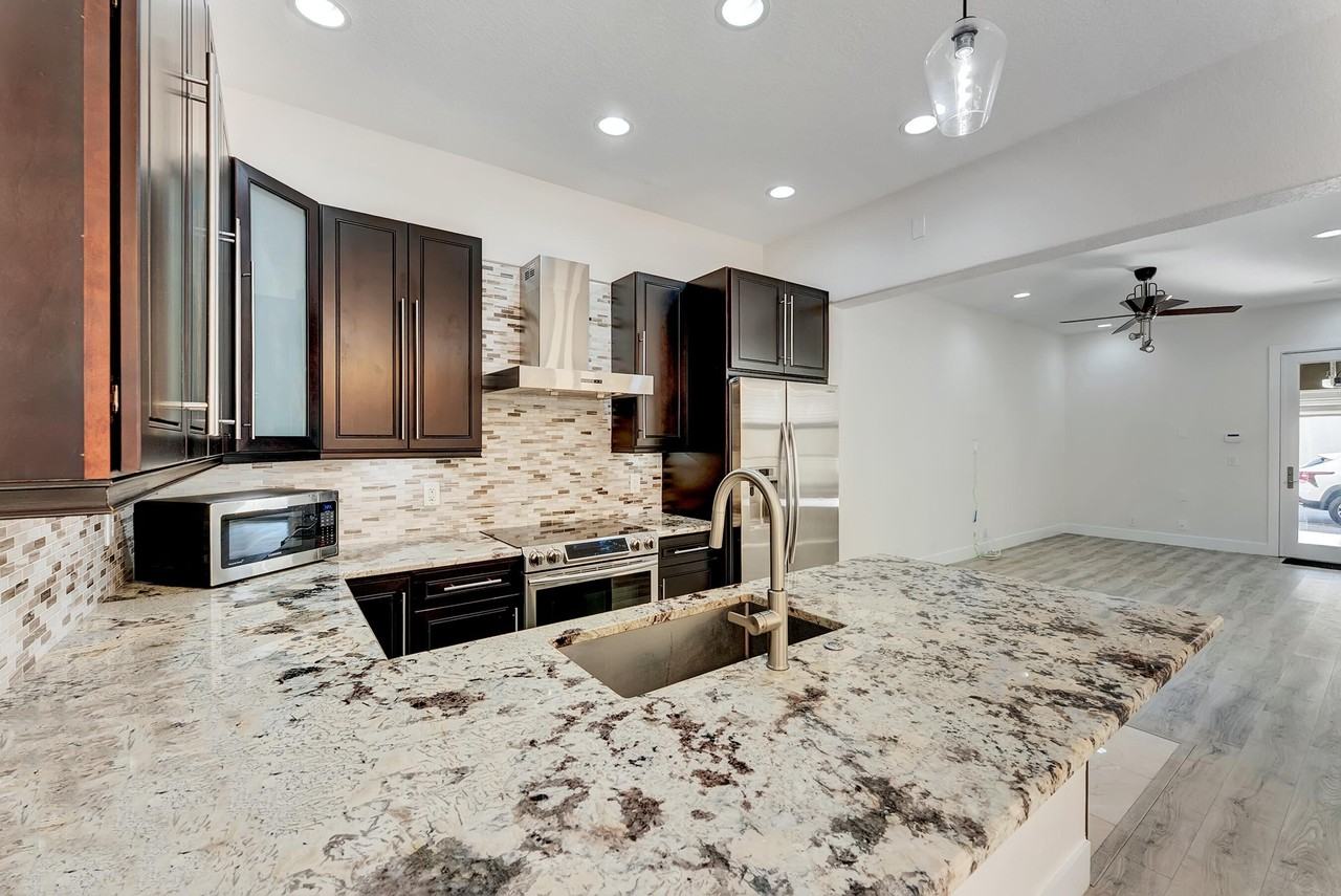 406 Nw 25th Ave - Photo 4 of 39