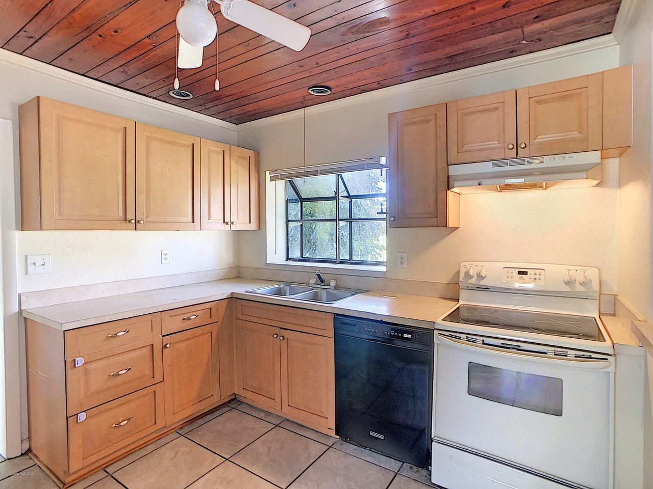 319 Lucerne Dr - Photo 3 of 28