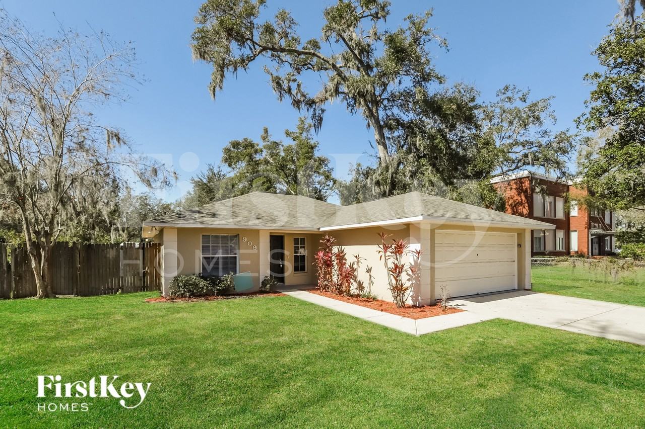 909 S Evers St - Photo 2 of 16