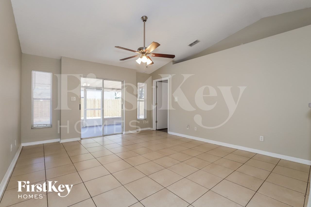 909 S Evers St - Photo 3 of 16