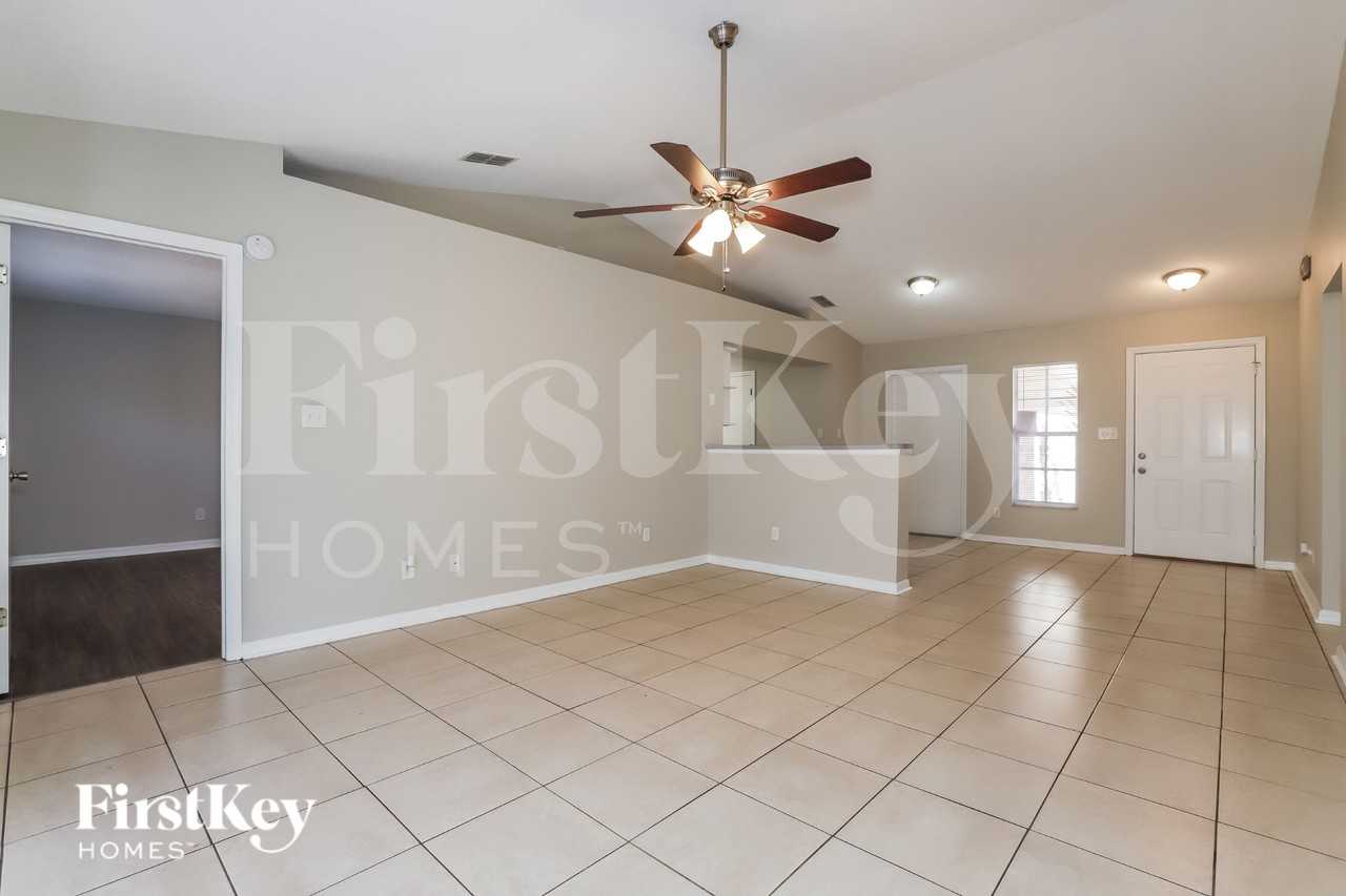 909 S Evers St - Photo 4 of 16