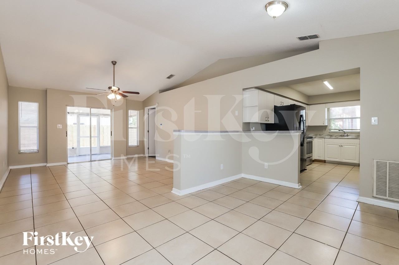 909 S Evers St - Photo 5 of 16