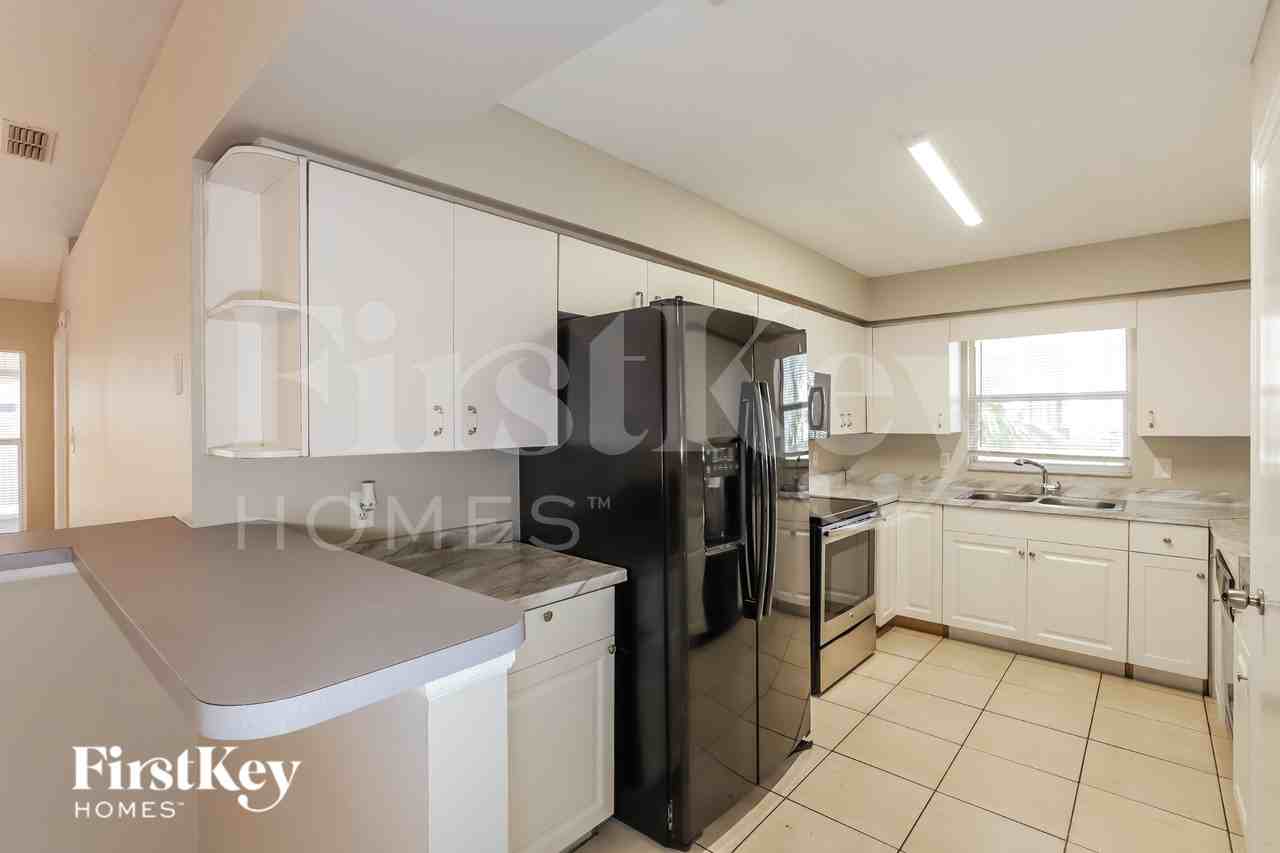 909 S Evers St - Photo 7 of 16