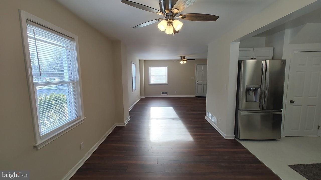 2247 Graythorn Rd - Photo 5 of 33