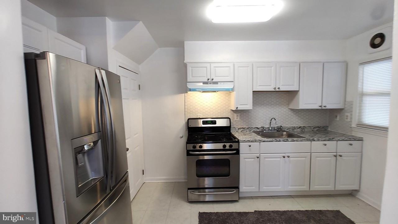 2247 Graythorn Rd - Photo 6 of 33