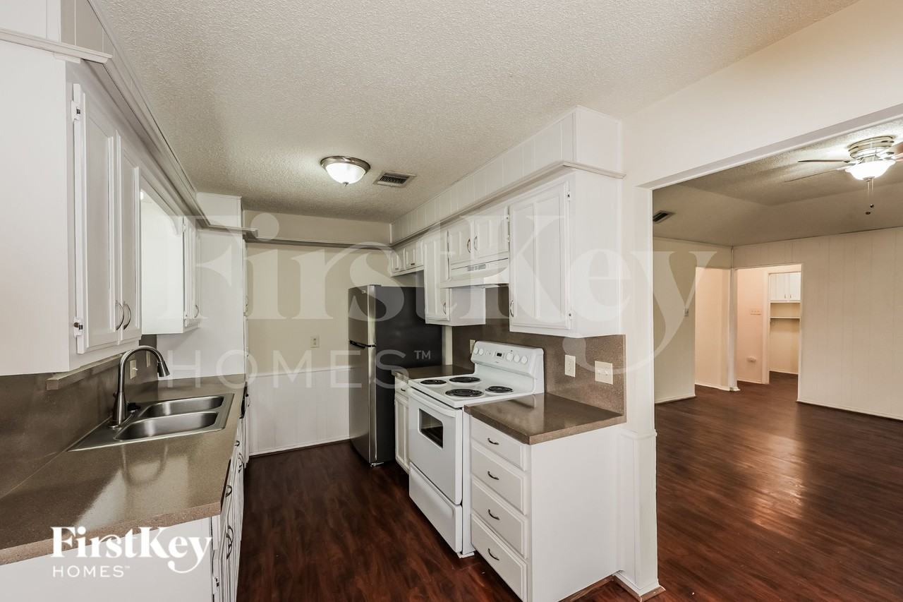 6525 Constitution Dr - Photo 6 of 16