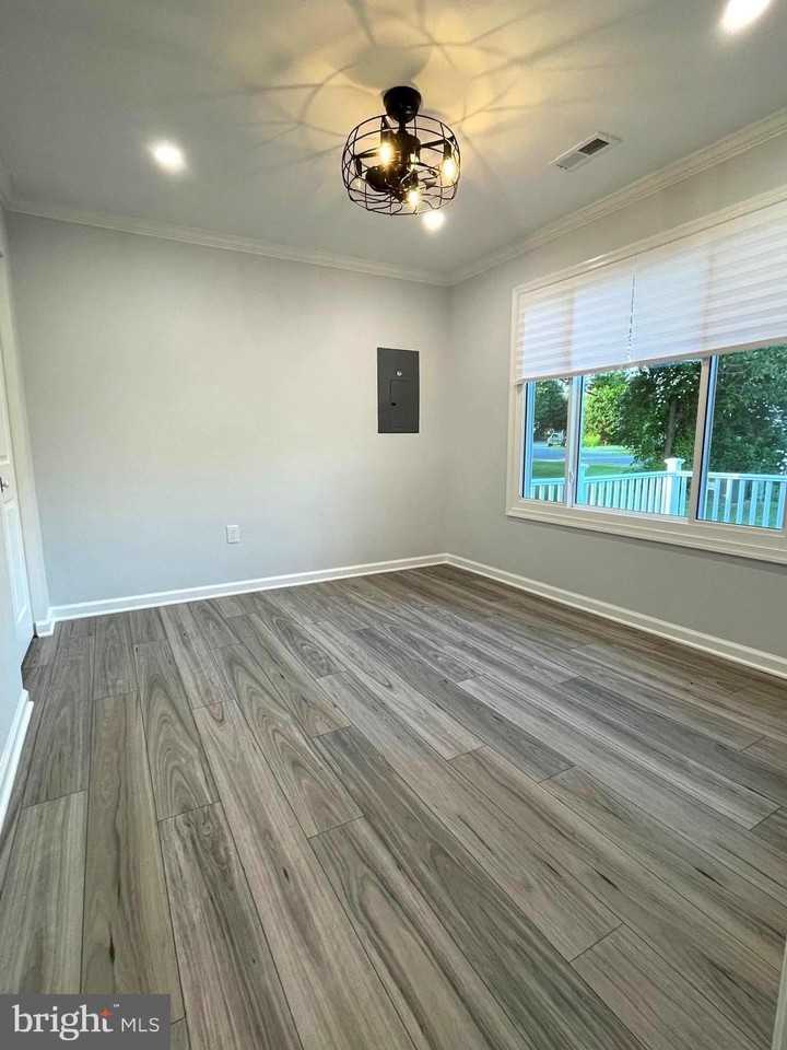 1819 Sherman Dr - Photo 5 of 25