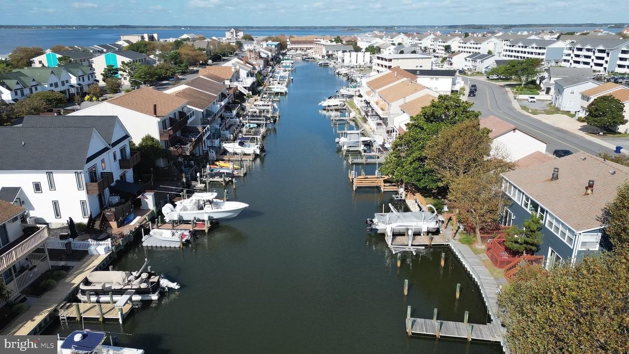 135 Newport Bay Dr Unit 8-8 #8 - Photo 3 of 35