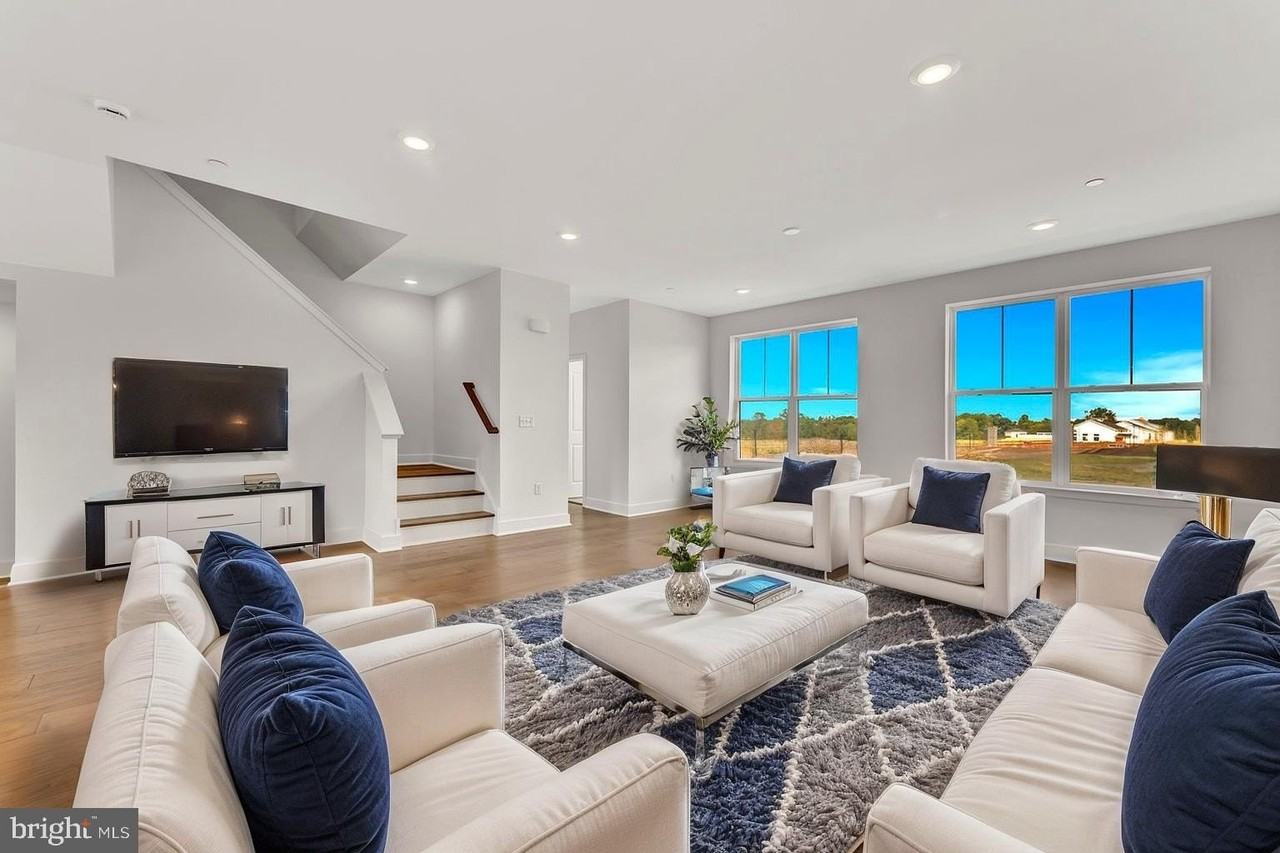 118 Martha Brokaw Way - Photo 3 of 30