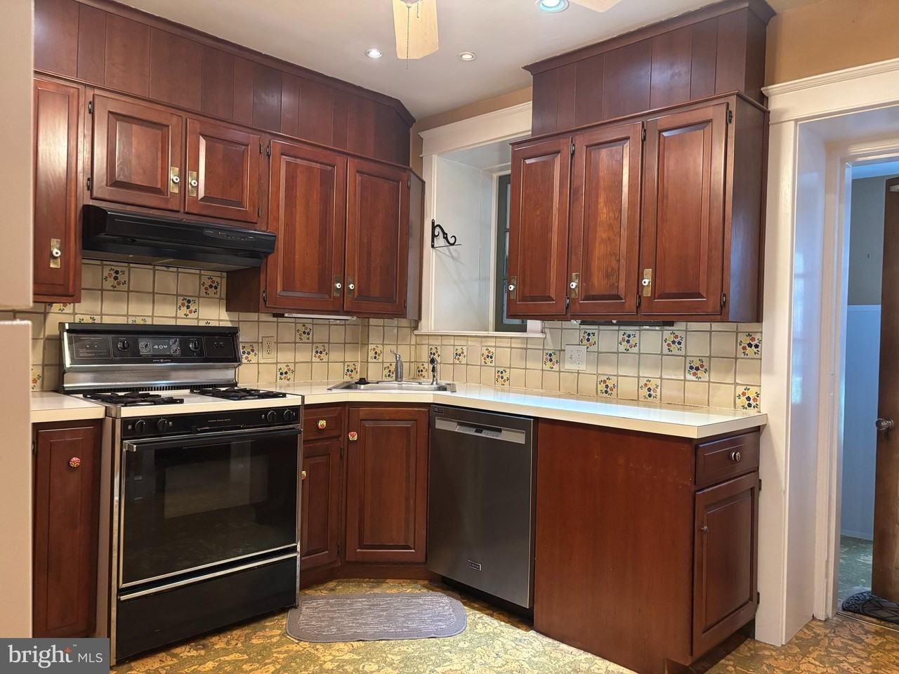 1121 Spring Grove Ave - Photo 7 of 23