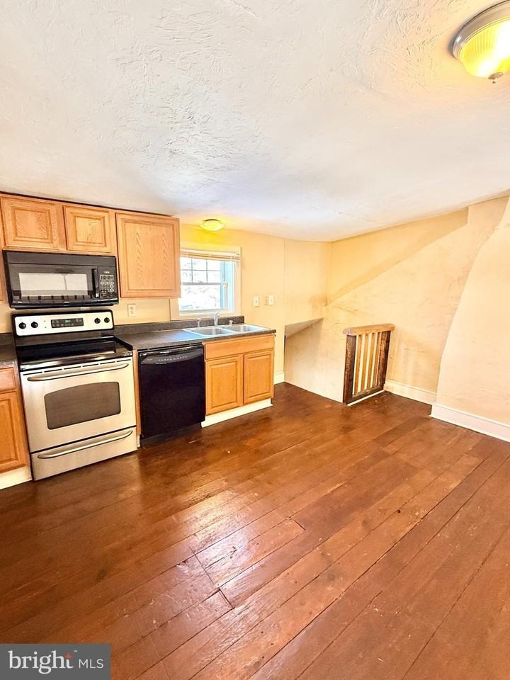 149 Main St Apt 4 #4 - Photo 3 of 12