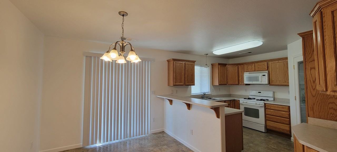 3419 Oak St - Photo 4 of 18