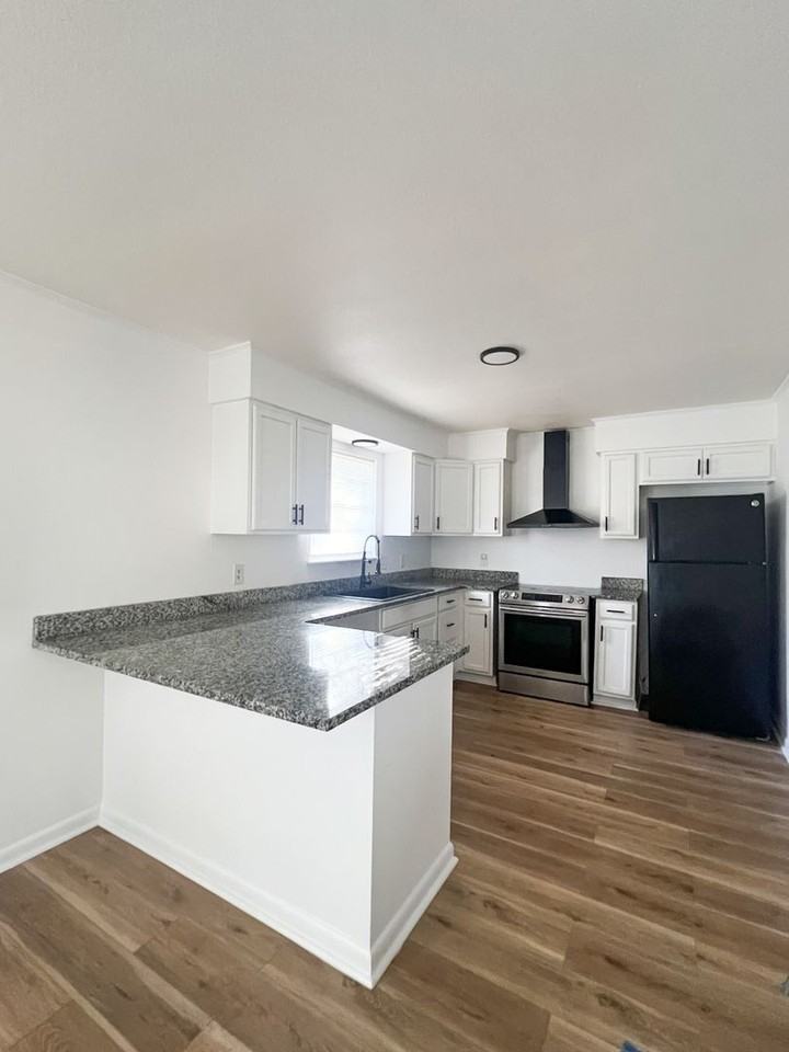 400 W Scenic Dr - Photo 2 of 6