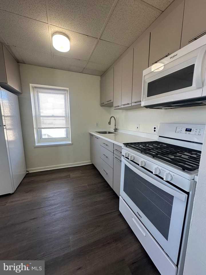 2300 S 12th St Apt 3f #3F - Photo 3 of 15