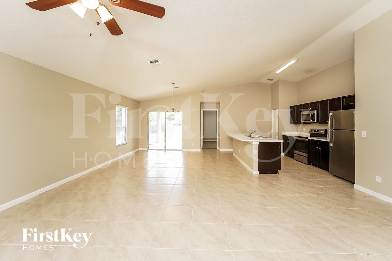 283 Sw Tulip Blvd - Photo 2 of 15