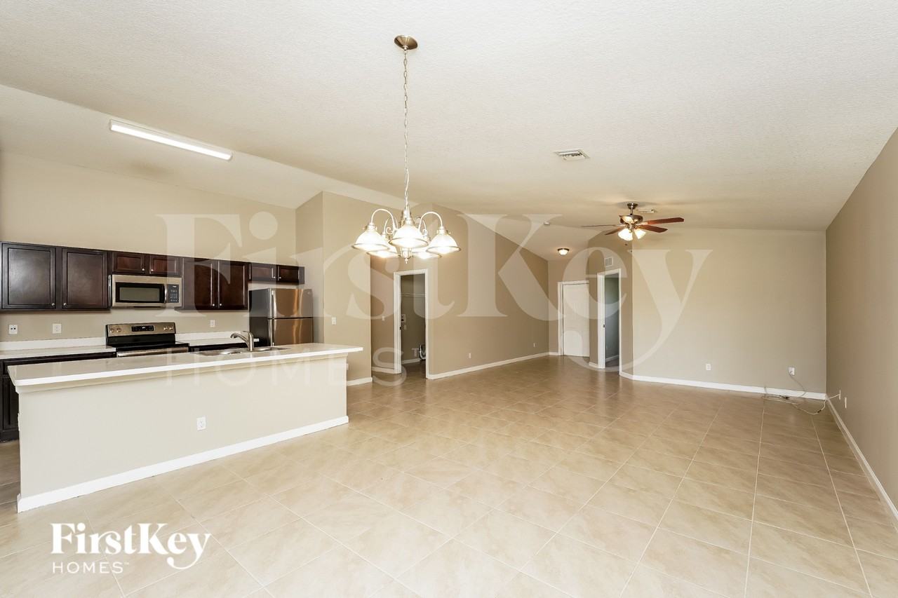 283 Sw Tulip Blvd - Photo 3 of 15