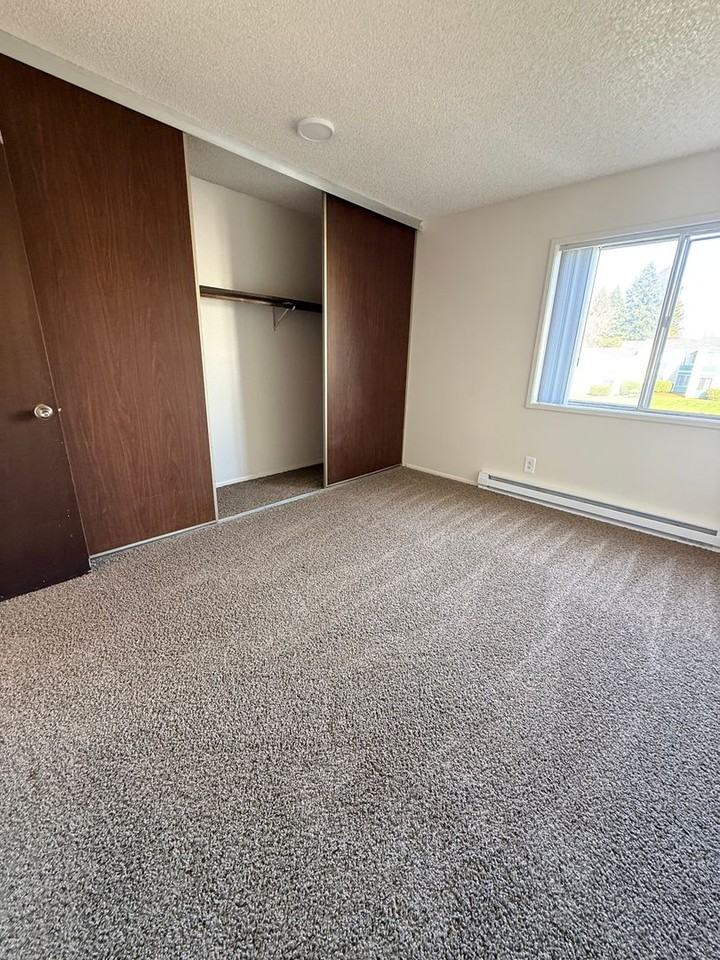 Sunnyside Village Apartments - Photo 5 of 32